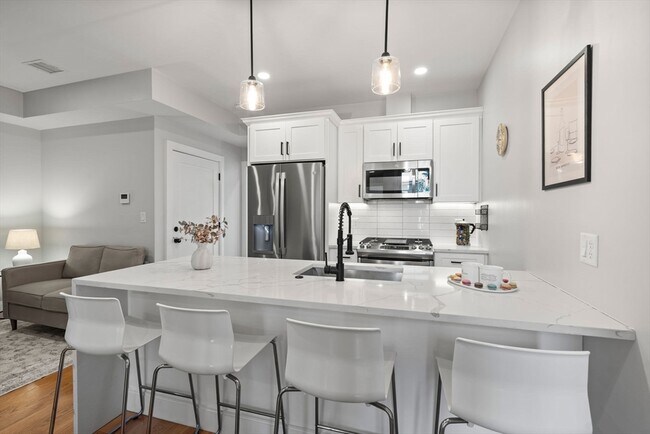 Building Photo - 174 W Seventh St