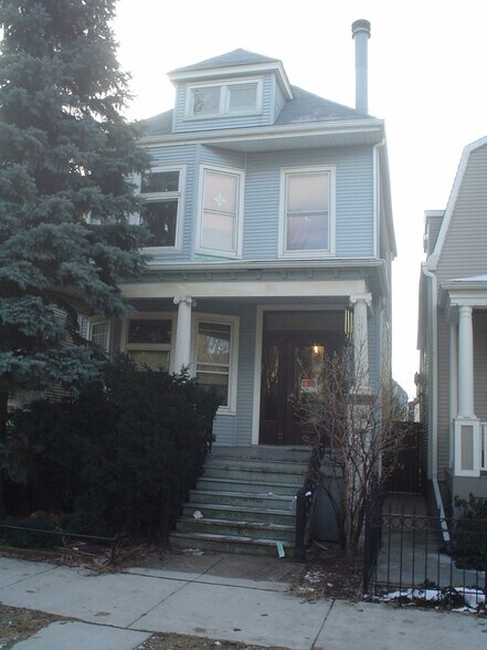 Building Photo - 1915 W Belle Plaine Ave