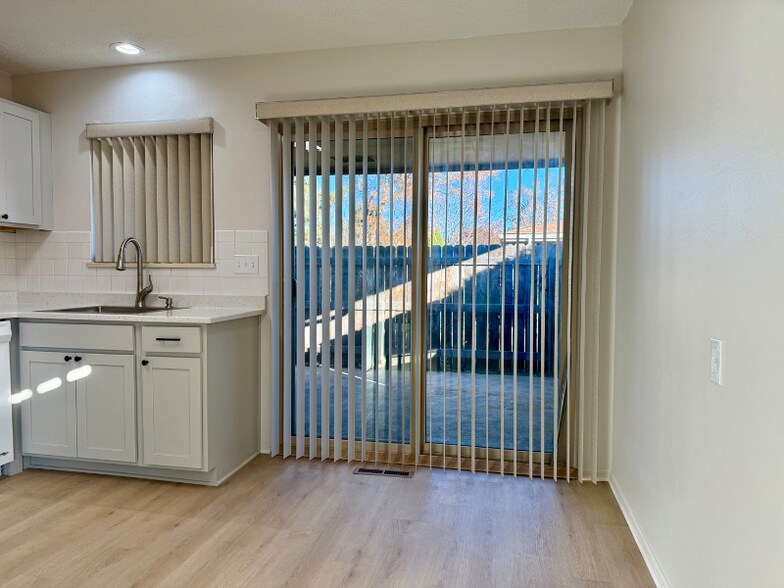 Building Photo - 408 E Thunderbird Dr