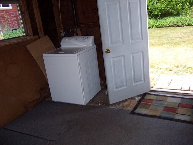 Building Photo - Updated 4 Bedroom ~ 1 Bathroom House Near ...