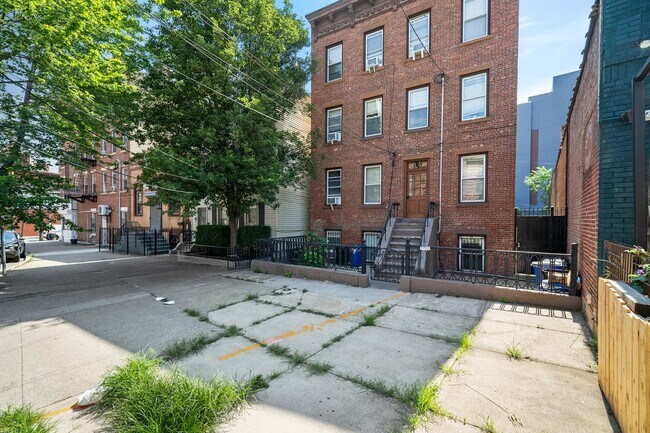 Building Photo - 14 Coles St