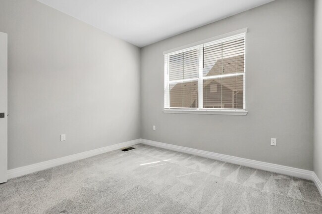 Building Photo - $2,775 - 3 Bed, 3 Bath Condo in Aurora wit...