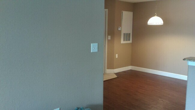 Building Photo - 5475 Vineland Rd