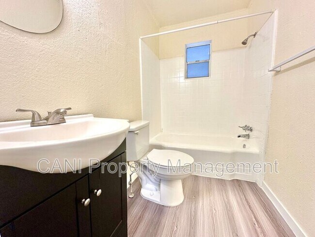 Building Photo - 916 W Wisconsin Ave