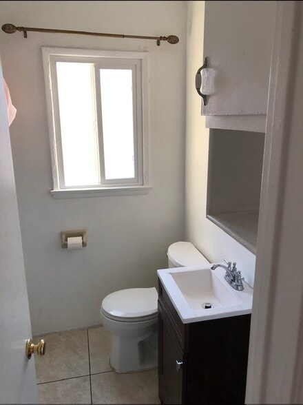 Building Photo - 875 N Hoover St