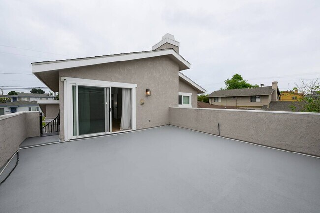 Building Photo - 2107 Dufour Ave