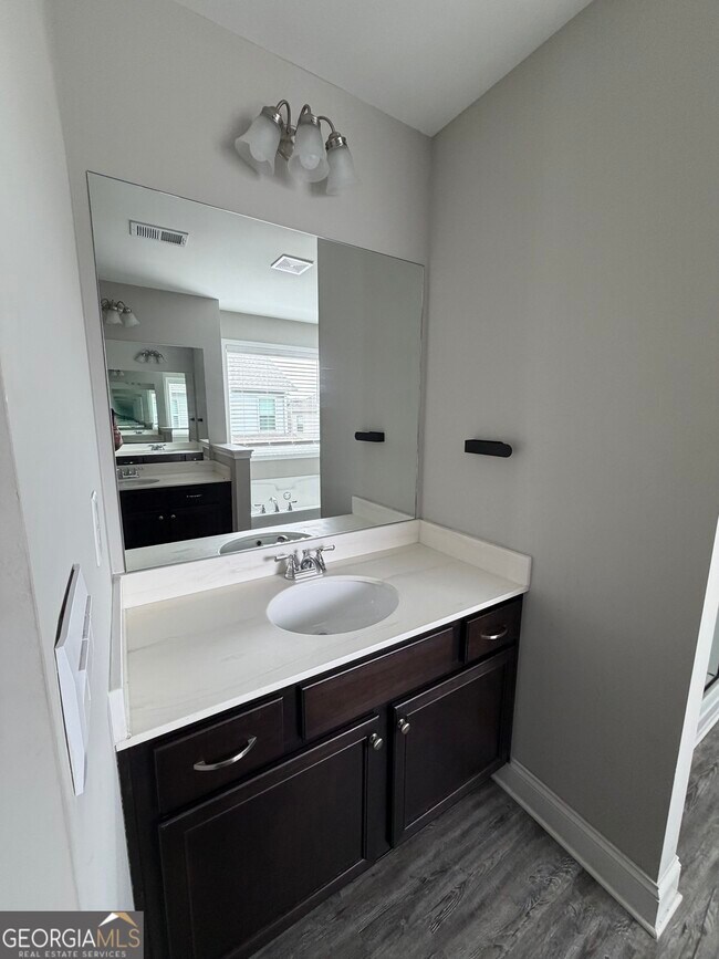 Building Photo - 1120 Riverwalk Manor Dr