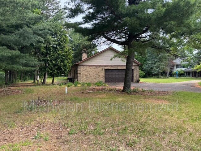 Building Photo - 40250 Pinetree Dr