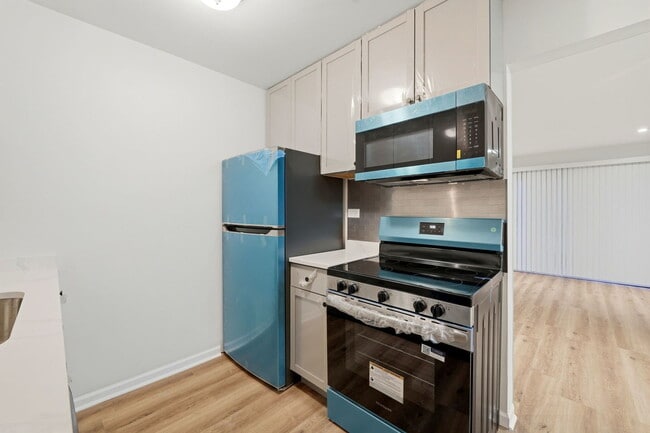 Building Photo - 850 E Old Willow Rd