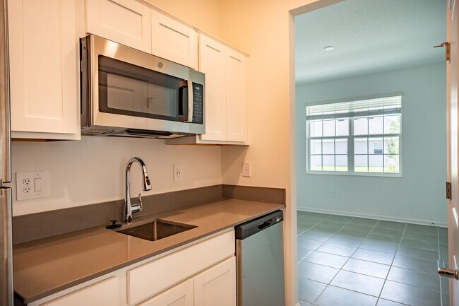 Building Photo - 824 Daring Dr