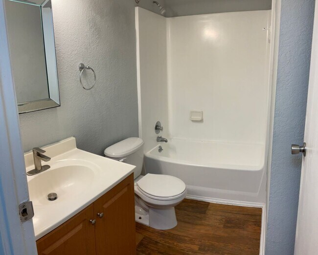 Building Photo - SPACIOUS ONE BEDROOM EASY APPROVAL