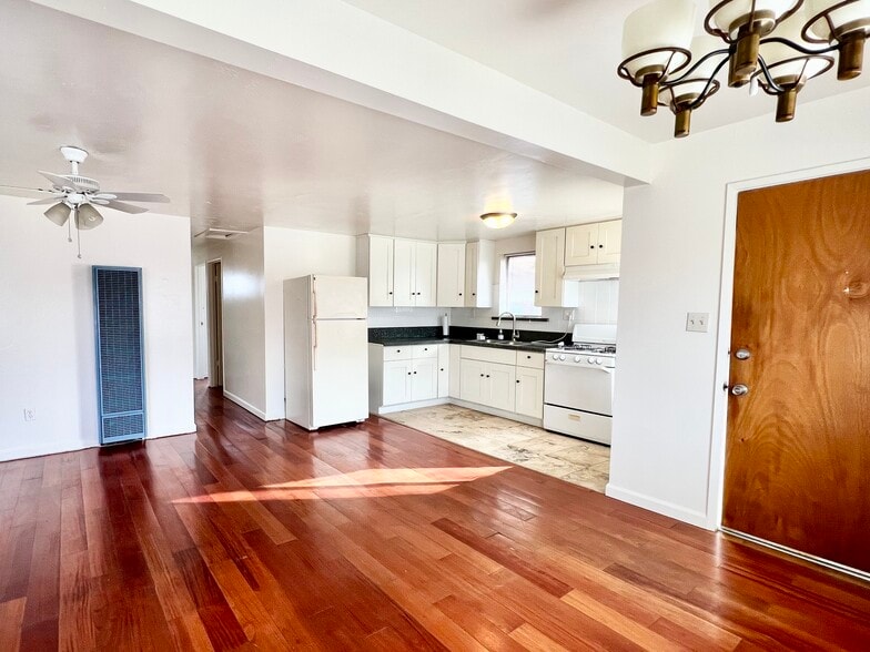 Building Photo - 451 27th St