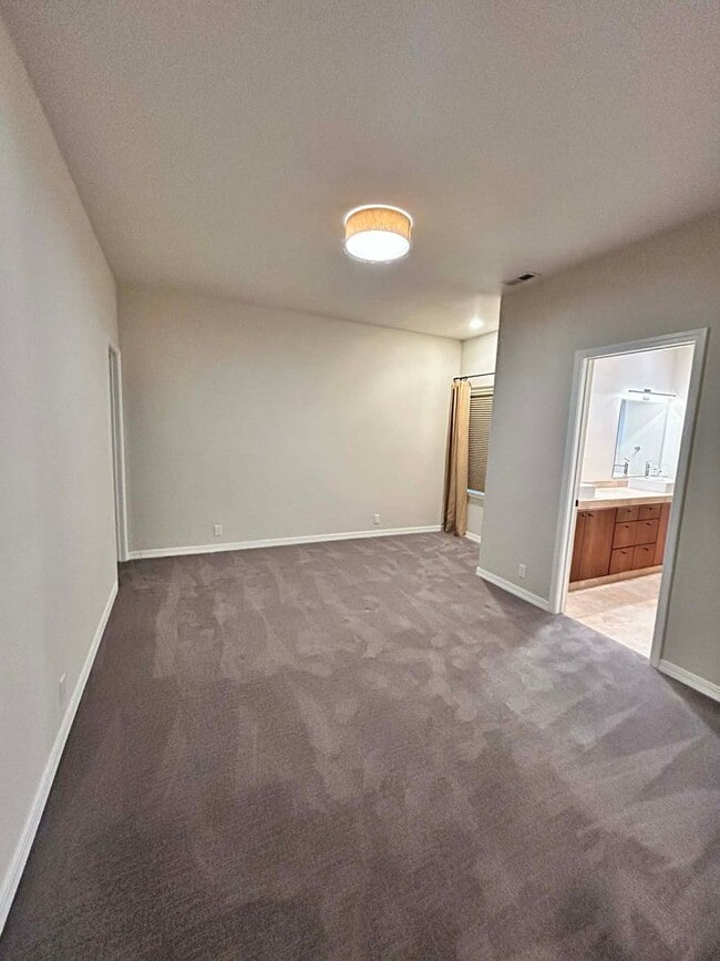 Building Photo - Modern 2-Bedroom Condo with Loft & 2 Car Garage!