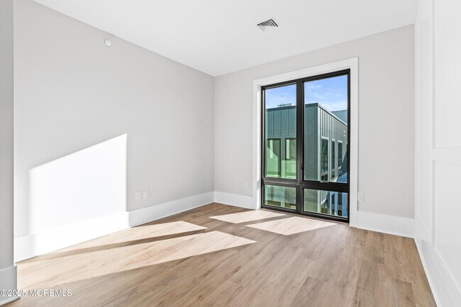 Building Photo - 218 3rd Ave