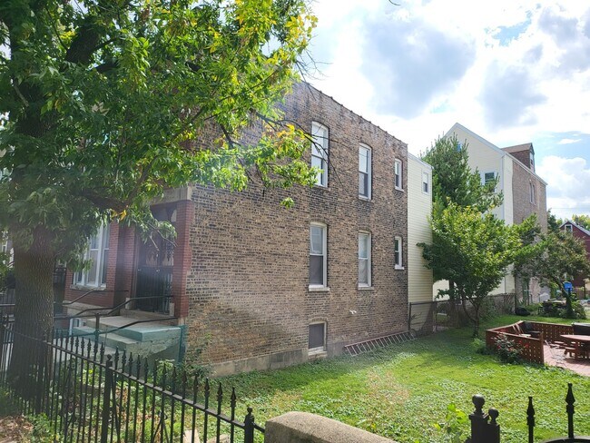 Building Photo - 827 W 33rd Pl