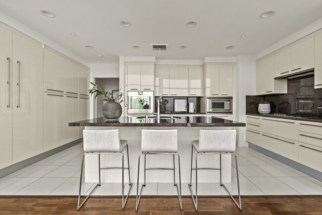 Building Photo - 900 W Olympic Blvd