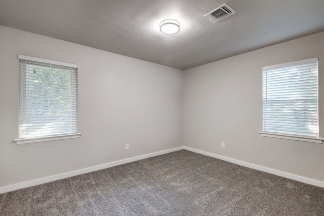 Building Photo - 3208 Northeast Dr