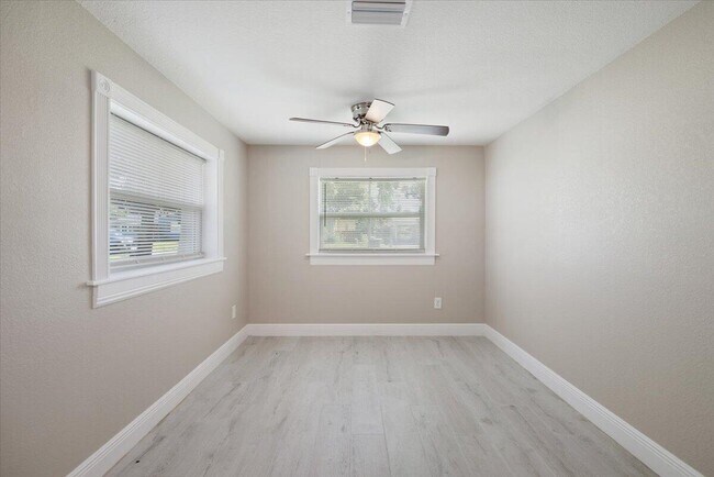 Building Photo - 807 S 12th St