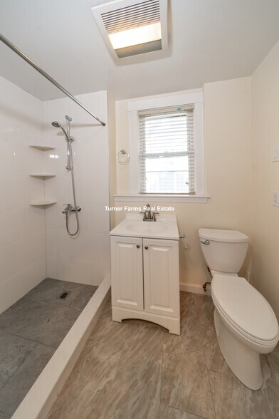 Building Photo - 124 Forest St