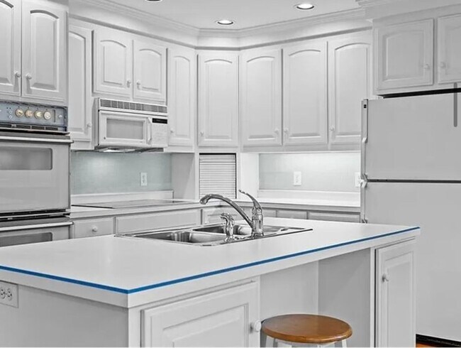 Building Photo - 4 bedroom in Old  Irving Park!!