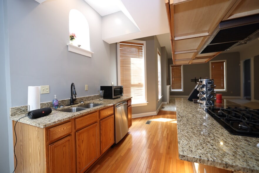 Kitchen - 852 Lincoln Ave