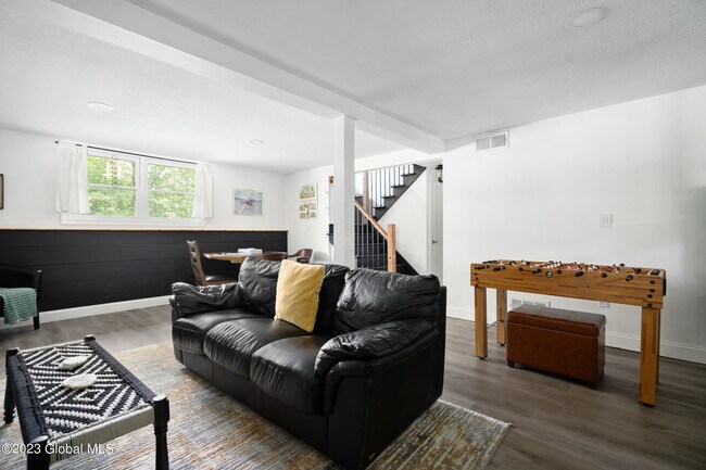 Building Photo - 1 Laurie Ln