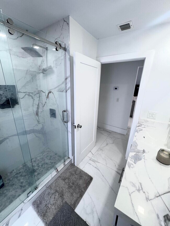 Building Photo - 14618 Temple Blvd