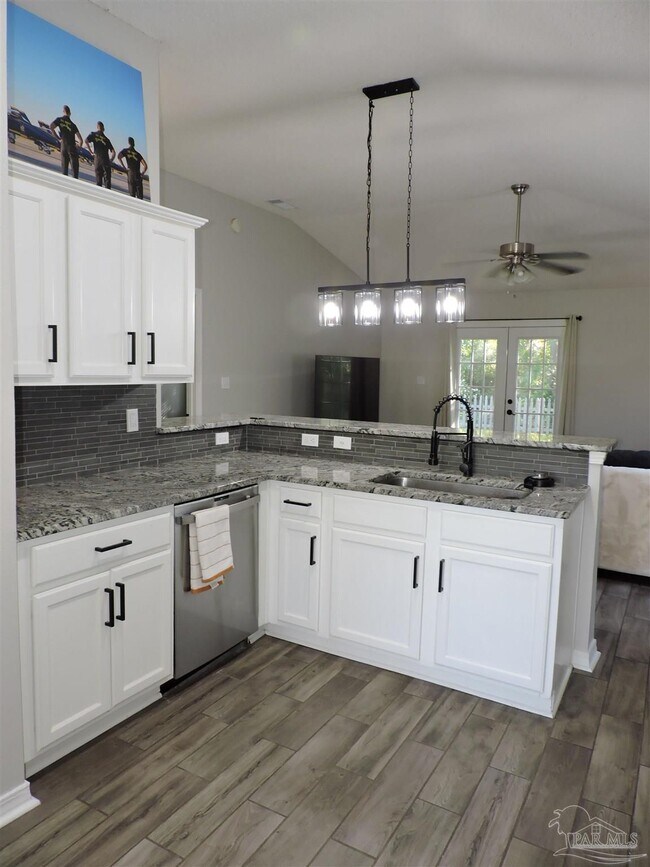 Building Photo - 2541 Gulf Breeze Ave
