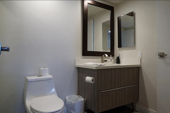 Building Photo - Newly Remodeled, Furnished 3 bed / 2.5 bat...