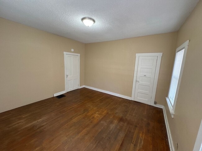 Building Photo - 2 Bedroom 1 Bath House $795! Central Air &...