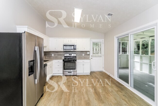 Building Photo - Enjoy the good life in this 3 BR, 2 BA ran...