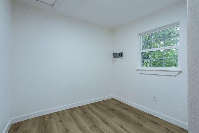 Building Photo - 5807 Mayo Dr