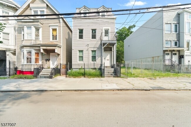 Building Photo - 114 Littleton Ave