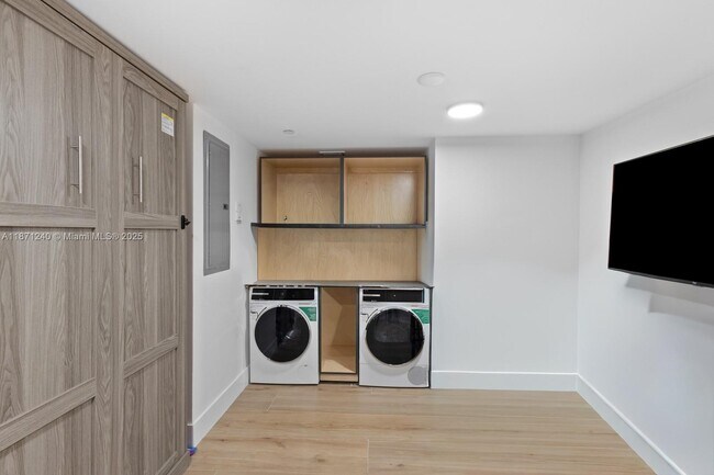 Building Photo - 251 Crandon Blvd
