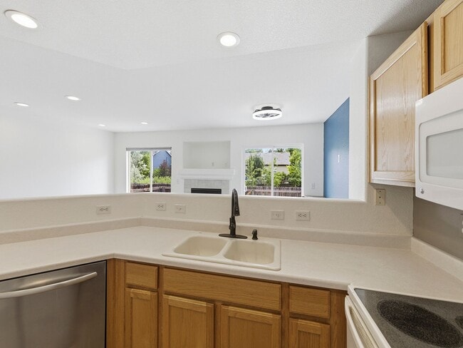 Building Photo - 1650 Oak Creek Dr