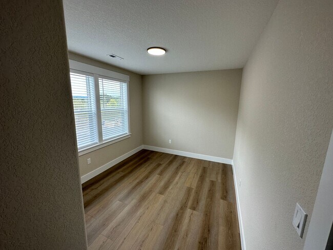 Building Photo - 616