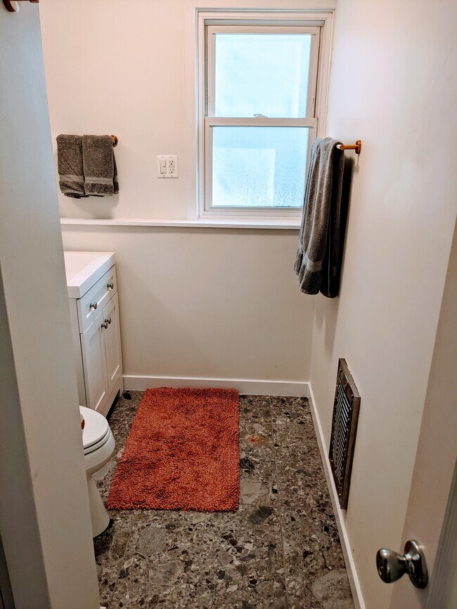 Bath - 308 Seaview St