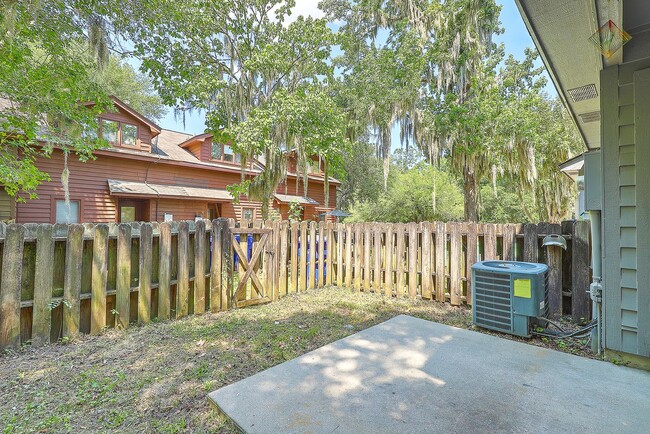 Building Photo - Charming Townhome with Easy Ashley River A...