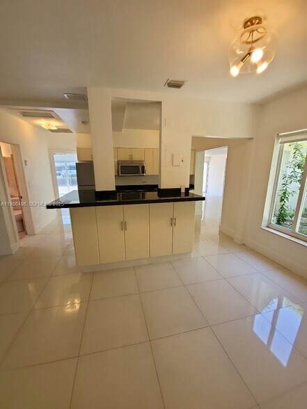 Building Photo - 7707 Hawthorne Ave