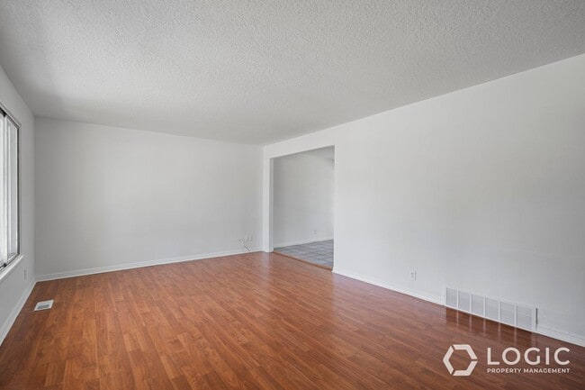 Building Photo - Beautiful Spacious Home in Great Sandy Loc...