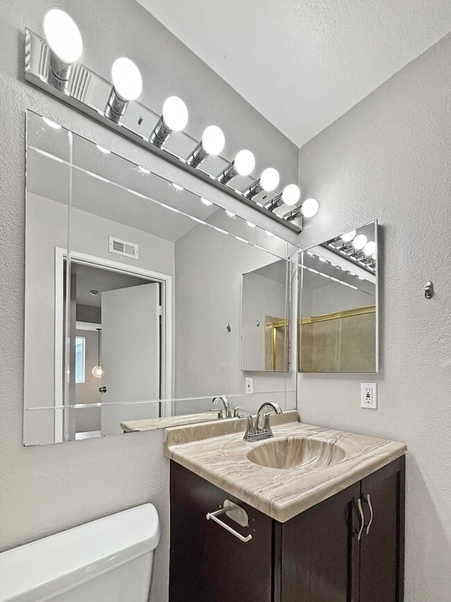 Building Photo - Spacious 3BD/2.5BA Townhouse in La Jolla W...