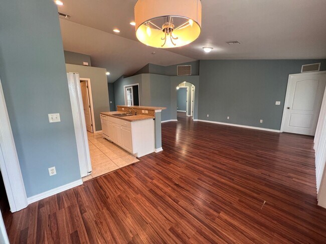Building Photo - Charming 3-bedroom, 2-bath single-family home with a garage.