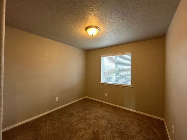 Building Photo - 2 Bedroom / 1 Bathroom Cottage is SW Redmond