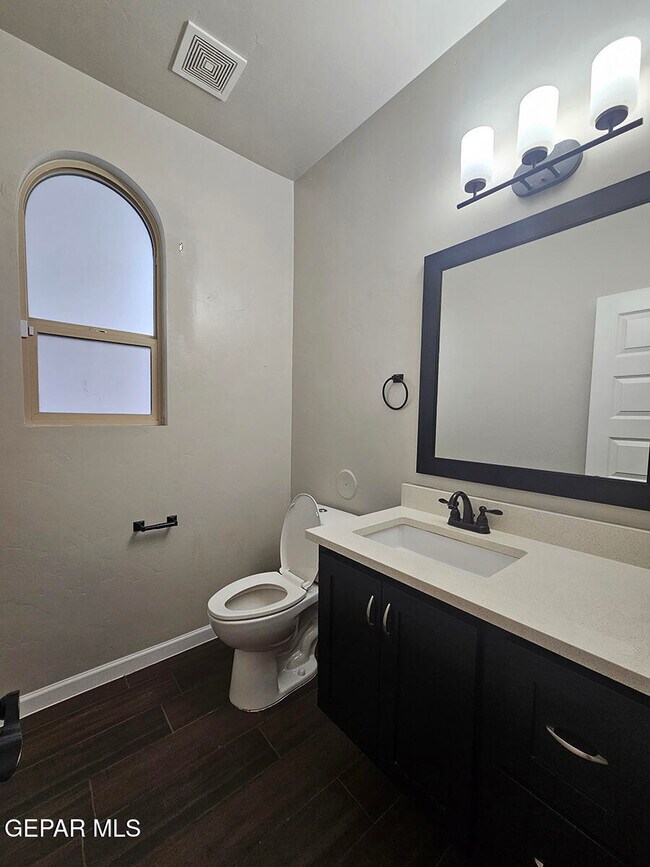 Building Photo - 13185 Tiverton Rd