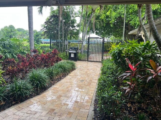Building Photo - 3300 N Palm Aire Dr