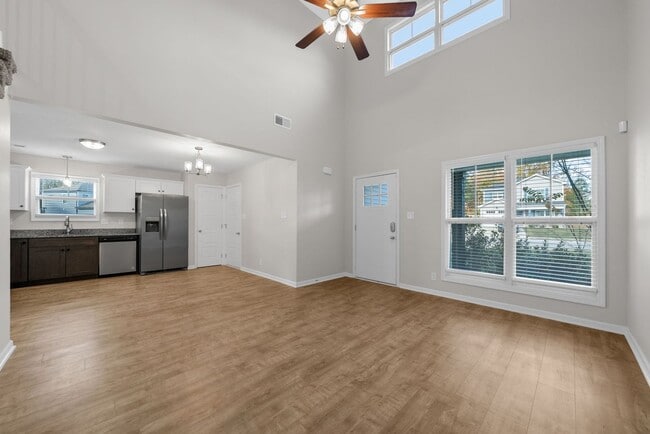 Building Photo - Pet Friendly Three Bedroom!