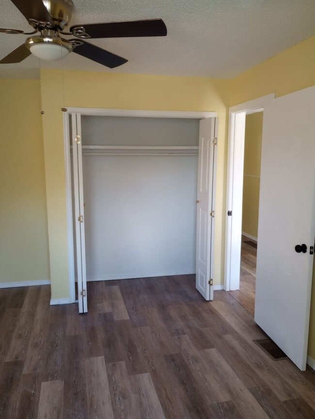 Building Photo - 3 bed 2 bath Renovated Rent Home