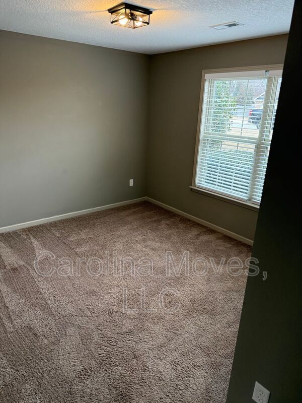 Building Photo - 208 Sleepy River Rd