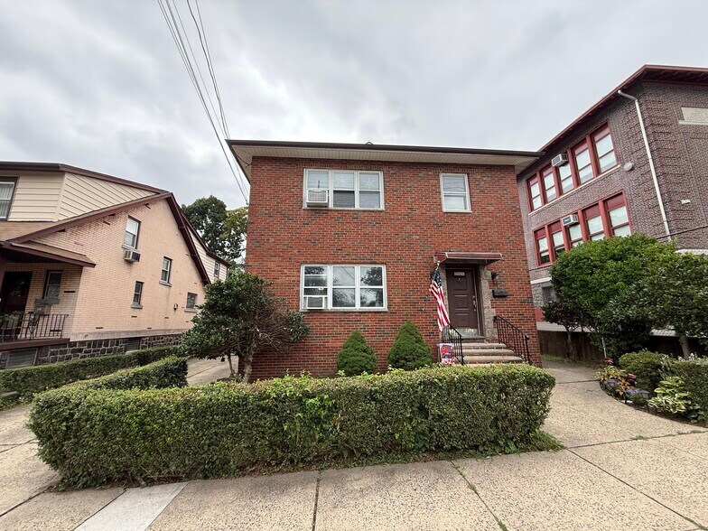 Primary Photo - 266 Lawton Ave