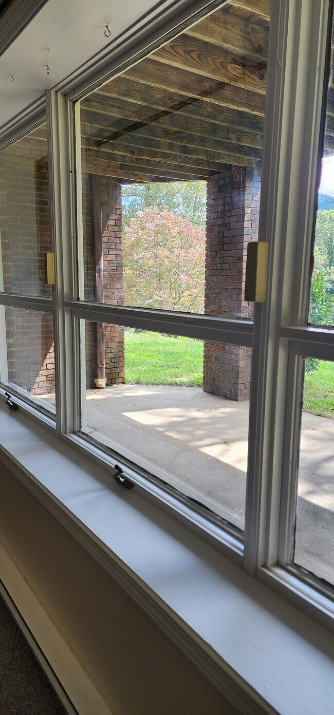 Building Photo - 910 Old Fort Rd